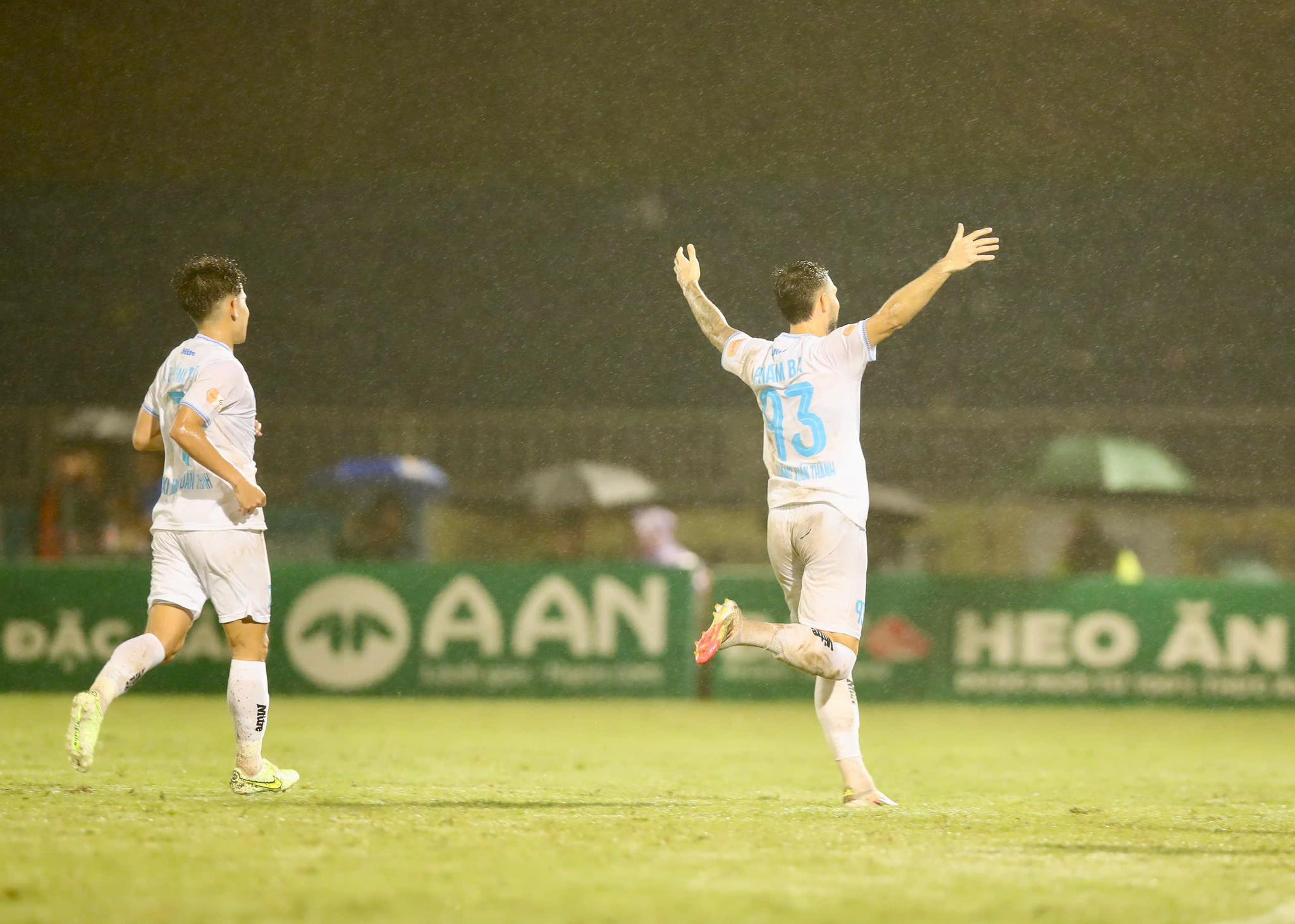 Sao Viet kieu Kevin Pham Ba ghi ban giup Nam dinh tien gan chuc vo dich 